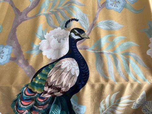 Prachtig fluweel met pauwpatroon op gouden achtergrond -, Antiek en Kunst, Antiek | Kleden en Textiel