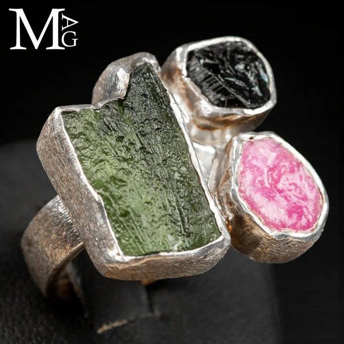 Zilveren ring met moldavit, robijnglas en zwarte toermalijn, Verzamelen, Mineralen en Fossielen