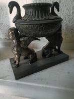 Unknown - Beeldje - Egyptische Sfinx met twee zwanen - resin, Antiek en Kunst
