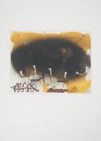 Antoni Tapies (1923-2012) - Composition au fond jaune