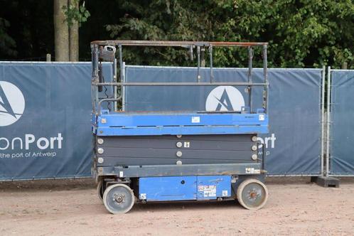 Veiling: Schaarlift Aichi SV08CNL Elektrisch 2012, Zakelijke goederen, Machines en Bouw | Liften, Steigers en Ladders, Ophalen