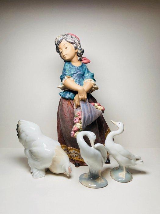 Lladró - Beeldje - Girl with basket with animals (4) -, Antiek en Kunst, Antiek | Glas en Kristal