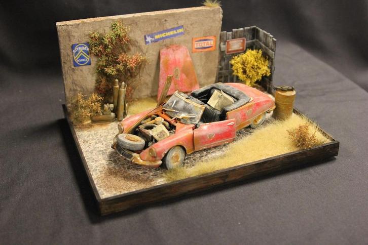 Diorama Achtertuin met Citroën DS Cabriolet 1:24, Hobby en Vrije tijd, Modelbouw | Figuren en Diorama's, Groter dan 1:35, Nieuw
