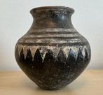 Yortan Aardewerk Een grote zwarte gebrande aardewerk pot