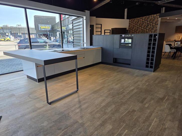 Nolte showroom keuken – Eiken nero/Platina - Compleet, Huis en Inrichting, Keuken | Complete keukens, Kunststof, Greeploos, Met kookeiland