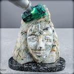 Smaragdkristal op moedergesteente met handgesneden buste uit, Antiek en Kunst, Curiosa en Brocante