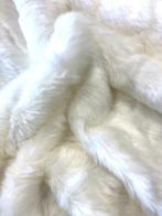 Prachtig, consistent en zeer zacht wit bontjasje. -