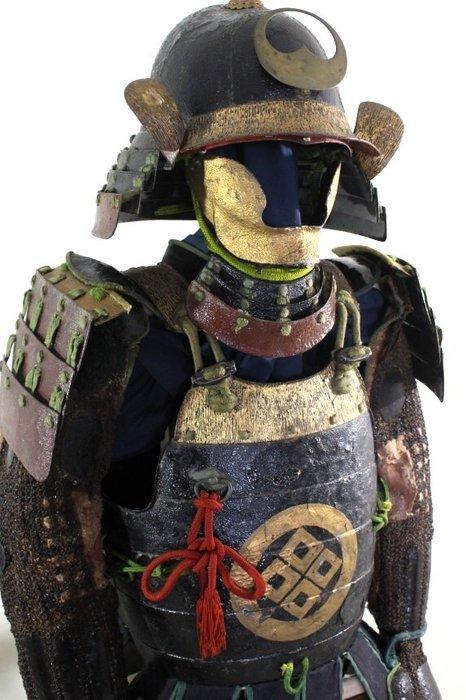 Harnas - Japan - Kaga Gusoku Samurai Yoroi met Gouden, Antiek en Kunst, Antiek | Overige Antiek