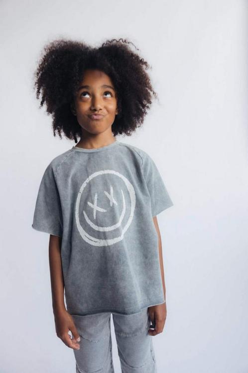 Tshirt smile oversized concrete stone  Minikid Maat 98, Kinderen en Baby's, Kinderkleding | Maat 104, Nieuw, Shirt of Longsleeve