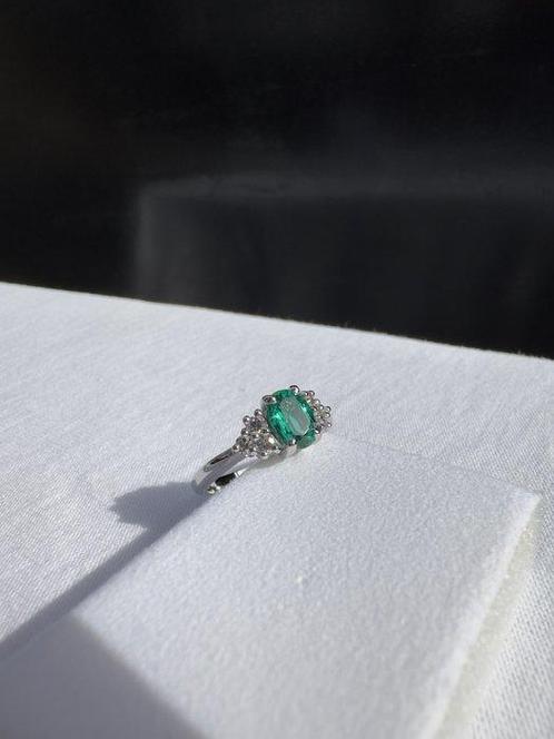 Ring - 18 karaat Witgoud - 1.08ct. tw. Smaragd - Diamant -, Sieraden, Tassen en Uiterlijk, Ringen