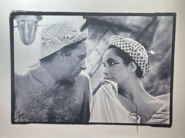 Bert Stern (1929–2013) - Elizabeth Taylor/Ceopatra and, Antiek en Kunst, Kunst | Designobjecten