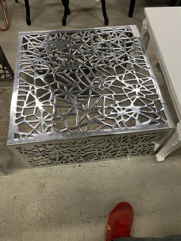 Salontafel opengewerkt ontwerp aluminium zilverkleurig beschikbaar voor biedingen