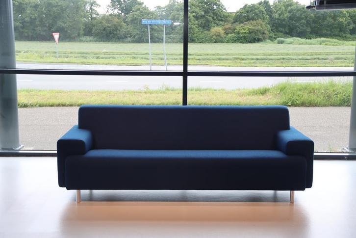 Havee 3 zits designbank Sand stof Kvadrat Blauw 228 cm breed, Huis en Inrichting, Banken | Bankstellen, 200 tot 250 cm, 75 tot 100 cm
