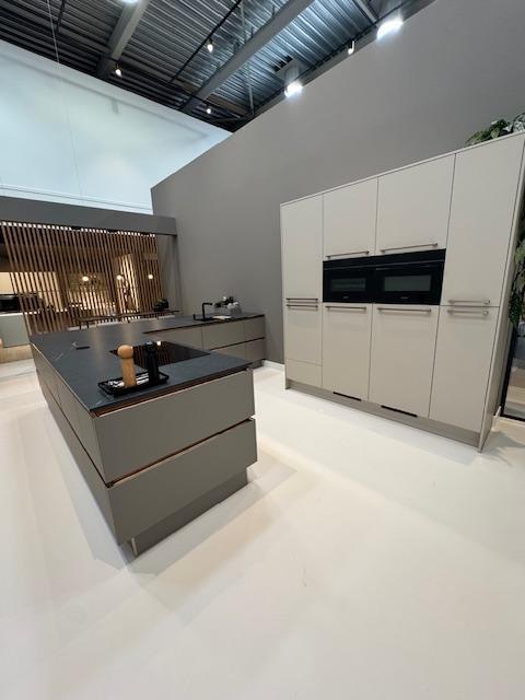 Prachtige hoekopstelling met kastenwand!, Huis en Inrichting, Keuken | Complete keukens, Overige materialen, Greeploos, Grijs