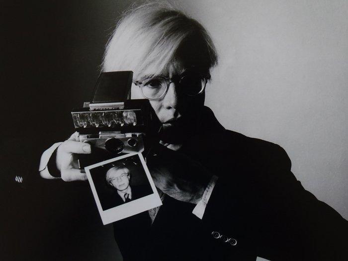 Oliviero Toscani (1942-) - Andy Warhol with Polaroid, Huis en Inrichting, Overige Huis en Inrichting