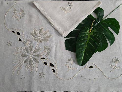 Ricca Tovaglia ricamata intaglio e punto pieno a mano in, Antiek en Kunst, Antiek | Kleden en Textiel