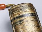 Den en golf Maki-e Inro met gegraveerde bot Netsuke en, Antiek en Kunst