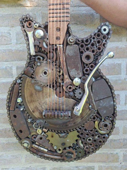 Figuur - Scrap Rock - Decoratieve gitaar - 107 cm - Hout,, Antiek en Kunst, Curiosa en Brocante