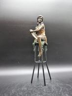 Beeld, Bronze Lady on Barstool - 27.5 cm - Brons, Antiek en Kunst
