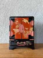 Doos - versierd met chrysanten in bloei en een klein, Antiek en Kunst