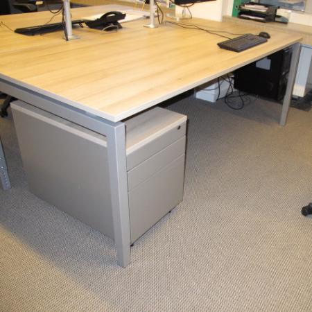 (MDK-101622) Kwadrant bureau 160 x 80 cm met zilvergrijs..., Huis en Inrichting, Bureaus, Bureau, Nieuw, In hoogte verstelbaar