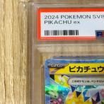 Pokémon - 1 Graded card - Pikachu SV8 033/106 Holo - PSA 10, Nieuw