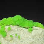 Unieke PYROMORPHIET BOL op MATRIX uit Chaoingmijn CHINA, Verzamelen, Mineralen en Fossielen