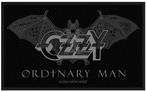Ozzy Osbourne - Ordinary Man - Patch officiële merchandise, Verzamelen, Ophalen of Verzenden, Nieuw, Kleding