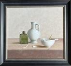 Leo Pors (1952) - Delfts wit aardewerk en glazen flacon (18e, Antiek en Kunst, Kunst | Schilderijen | Klassiek