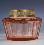 Vaas - Een Boheemse Art Deco rosaline glazen bloemensteker