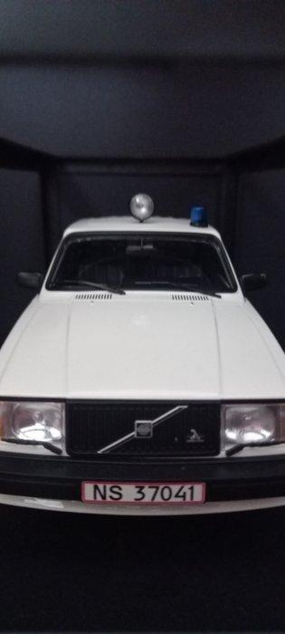 Minichamps 1:18 - Modelauto - Volvo 240 GL - Politie, Hobby en Vrije tijd, Modelauto's | 1:5 tot 1:12