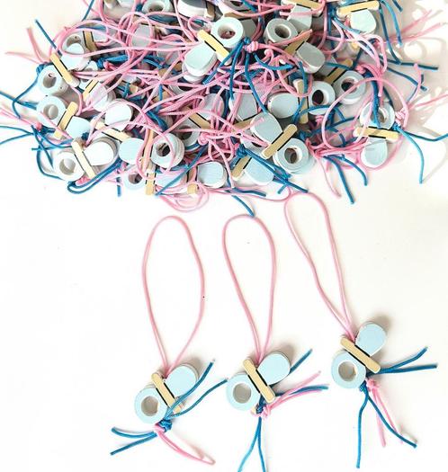 Houten gelukspoppetje Speentje blauw of roze, Hobby en Vrije tijd, Feestartikelen, Geboorte of Huwelijk, Nieuw, Feestartikel, Verzenden