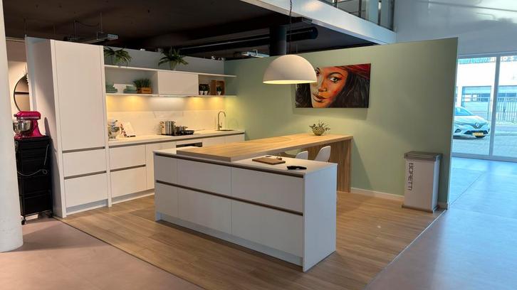Keller showroomkeuken met AEG apparatuur, Huis en Inrichting, Keuken | Complete keukens, Hout, Greeploos, Met kookeiland, Hoogglans of Gelakt