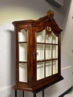 Vitrinekast - Elegantie in Hout: Authentieke/Antieke