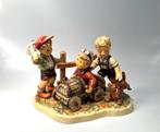 Goebel - Beeldje - Keramikfigur mit Kindern und einem Hund,