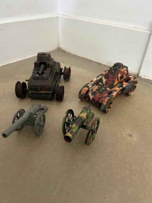 Vebe & een onbekend merk - Blikken speelgoed - Tanks -, Antiek en Kunst, Antiek | Speelgoed
