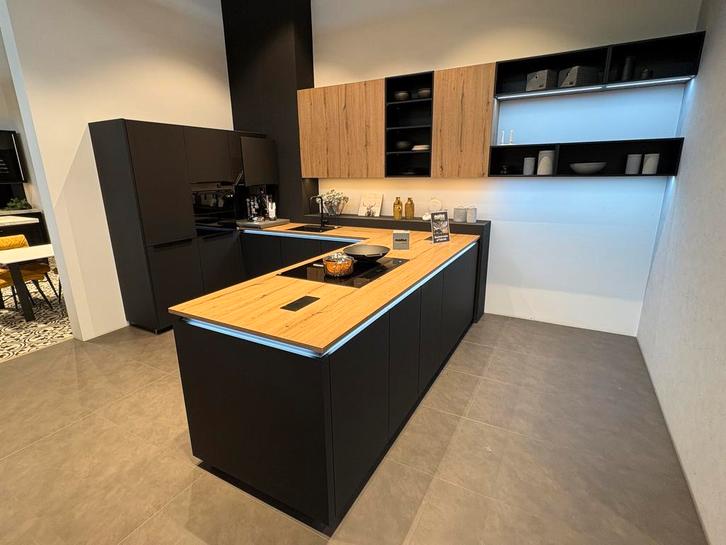 Nolte showroom keuken – Mat zwart/Vulcaan – Compleet, Huis en Inrichting, Keuken | Complete keukens, Kunststof, Greeploos, Met kookeiland