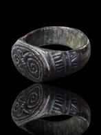 Viking periode Stunning Bronze Fafnir Seal Ring (Zonder