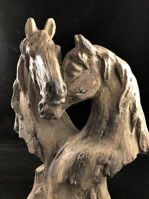 sculptuur, A Hearth shaped statue of two Horse heads - 34.3, Antiek en Kunst, Kunst | Designobjecten