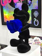 Patryk Konrad - Mickey love resin sculpture - deep black and