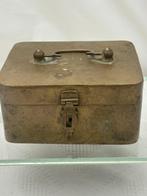 Doos - gepatineerde messing, Antiek en Kunst