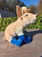 Beeld, young pig with boots - 29 cm - polyresin