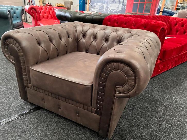 Chesterfield Maarssen Taupe Chesterfield Fauteuil Showmodel, Huis en Inrichting, Fauteuils, Zo goed als nieuw, Ophalen
