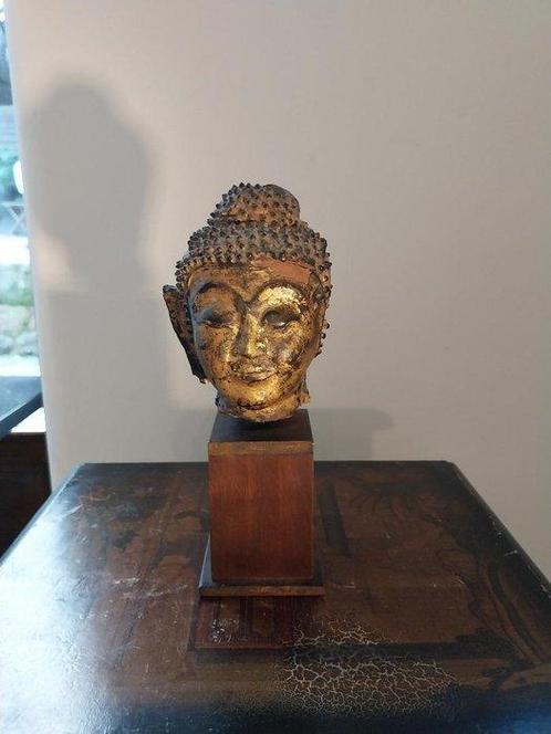 Geledeerde en vergulde geglazuurde terracottahoofd van, Antiek en Kunst, Kunst | Niet-Westerse kunst