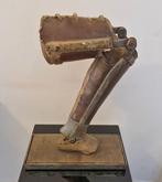 Statue on Pedestal - Tafelmiddenstuk - Hout-leren-metaal -