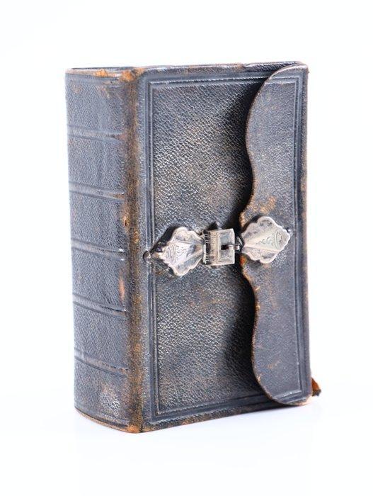 Antieke Bijbel (1884) met Zilveren Slot - 1884, Antiek en Kunst, Antiek | Boeken en Bijbels