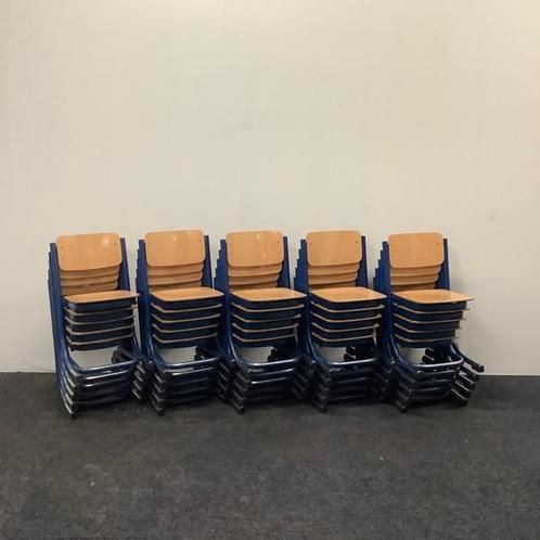 Tweedehands complete set 20 stuks schoolstoelen Presikhaaf, Huis en Inrichting, Stoelen, Vijf, Zes of meer stoelen, Gebruikt, Hout