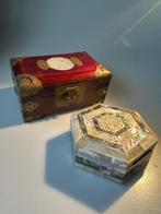 Doos - Parelmoer, hout, stof, jade, messing - Twee sieraden, Antiek en Kunst