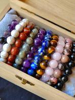 Collectie van armbanden met natuurlijke stenen en mineralen: