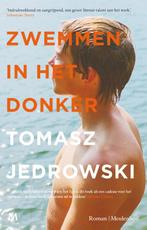 Zwemmen in het donker 9789029093187 Tomasz Jedrowski, Boeken, Verzenden, Zo goed als nieuw, Tomasz Jedrowski